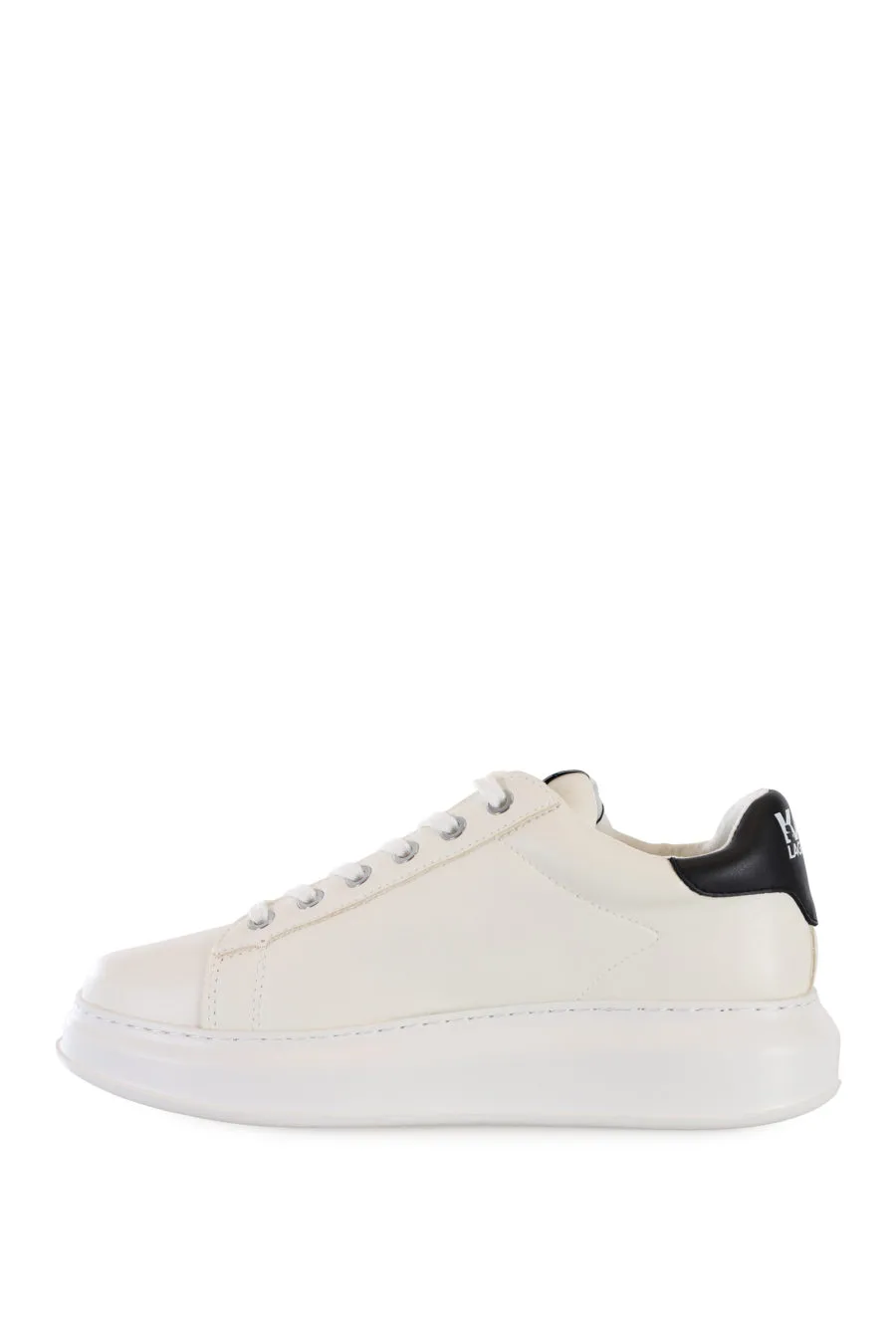 Zapatillas blancas con plataforma y logo en parche