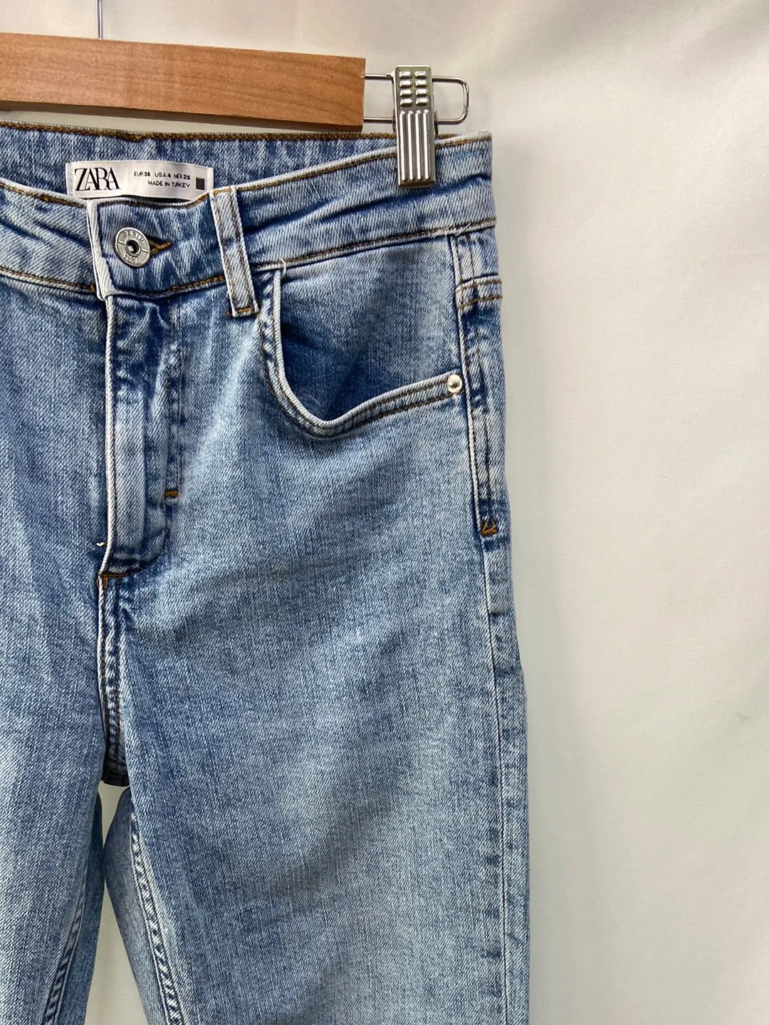 ZARA.Pantalones denim rectos T.36