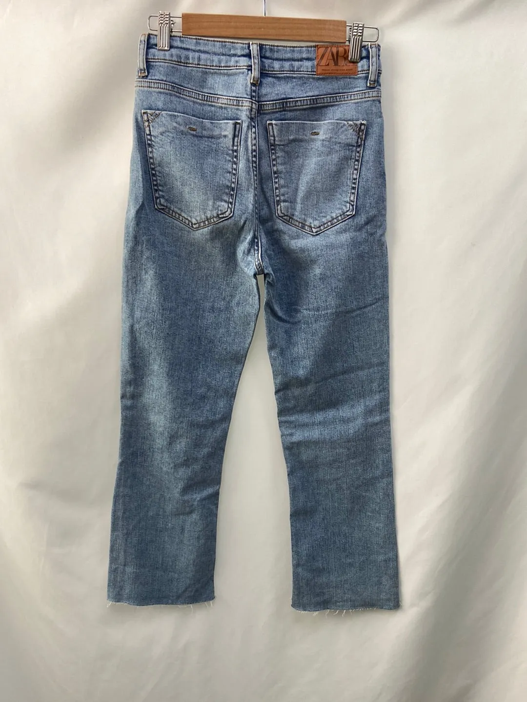 ZARA.Pantalones denim rectos T.36